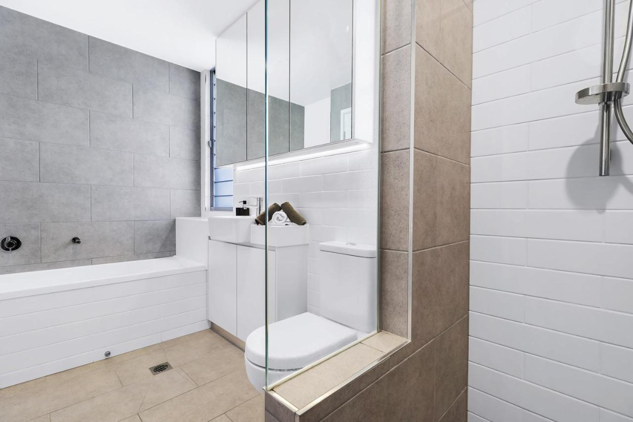 Welcoming Lakeside Getaway With Waterviews, Wifi, Pool & Park Mooloolaba Bagian luar foto